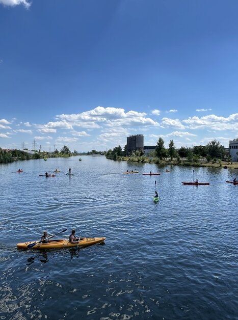 Canoisti sul fiume Mur a Graz in una giornata di sole. | © Die Flößerei