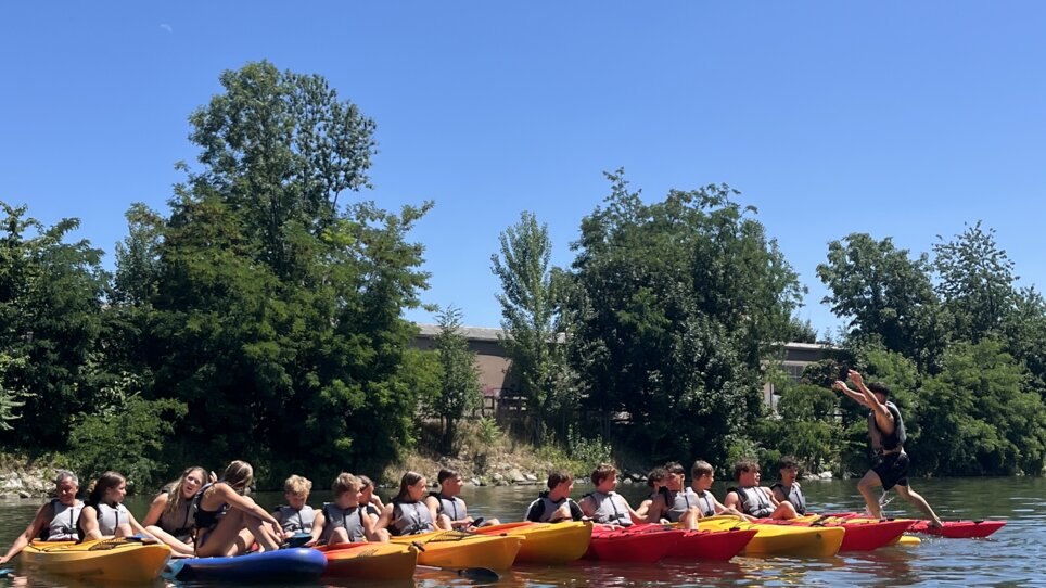 Group of people in kayaks on a waterway on a sunny day. | © Die Flößerei