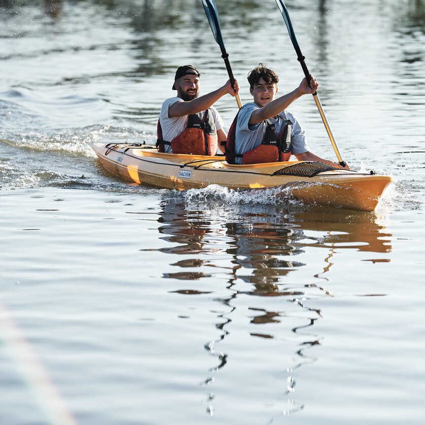 Due persone che remano felicemente in un kayak su acqua calma. | © Stefan Leitner