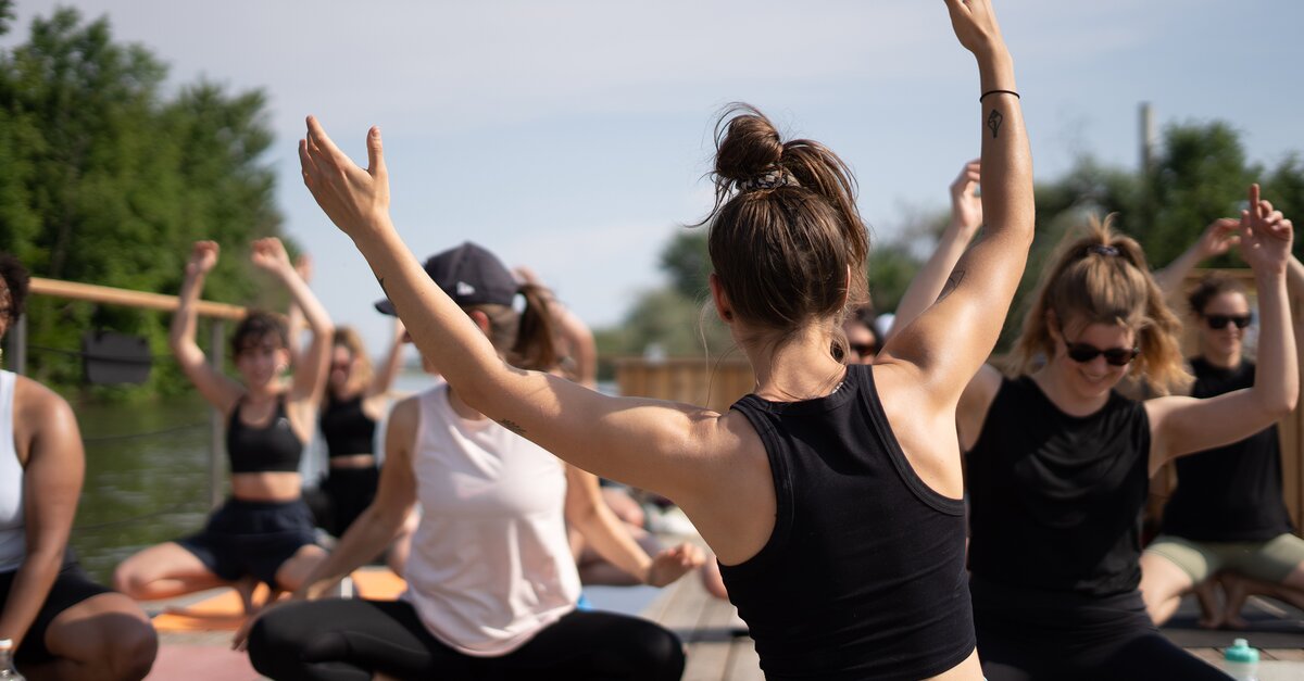 Yoga am Floß