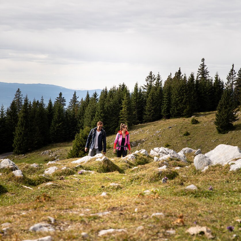 hiking on the Schöckl | © Graz Tourismus Couple is hiking at the Schöckl | © Graz Tourismus