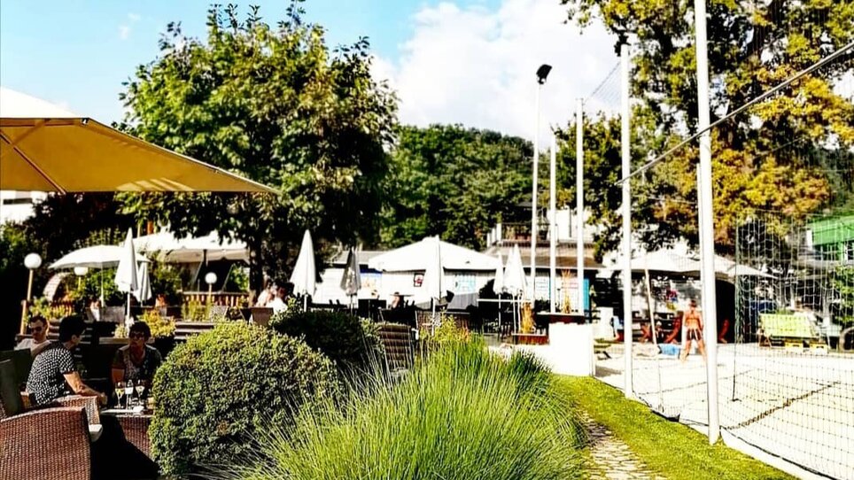 Gemütliche Außenterrasse eines Restaurants im schönen Graz. | © Mur Beach - Ingo Gruber