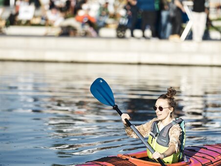 Eine Person paddelt in einem Kajak am Stadtstrand in Graz. | © Stefan Leitner