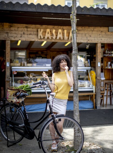 Junge Frau mit Fahrrad am Kaiser Josef Markt in Graz. | © Graz Tourismus - Tom Lamm