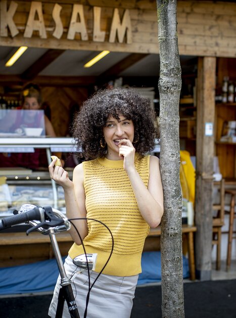 Frau mit Fahrrad und Gemüse am Kaiser Josef Markt in Graz. | © Graz Tourismus - Tom Lamm