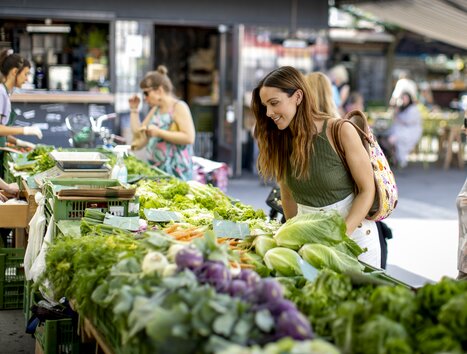 Einkauf von frischem Gemüse auf dem Kaiser Josef Markt. | © Graz Tourismus - Tom Lamm