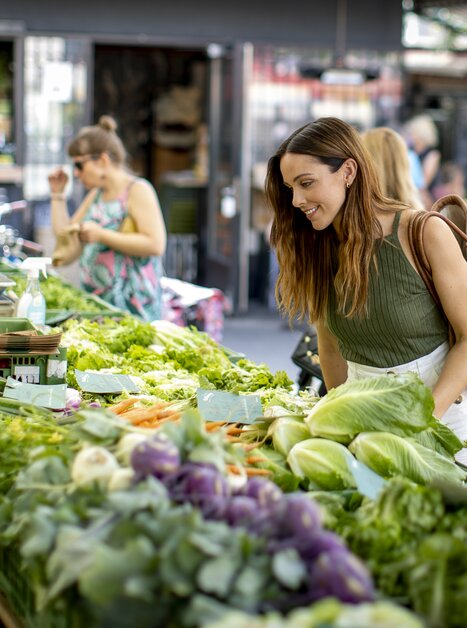 Einkauf von frischem Gemüse auf dem Kaiser Josef Markt. | © Graz Tourismus - Tom Lamm