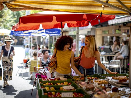 Due donne che fanno acquisti al Mercato contadino Kaiser Josef a Graz. | © Graz Tourismus - Tom Lamm