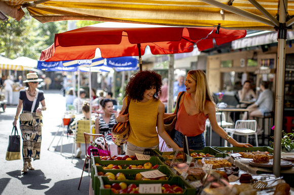 Due donne che fanno acquisti al Mercato contadino Kaiser Josef a Graz. | © Graz Tourismus - Tom Lamm