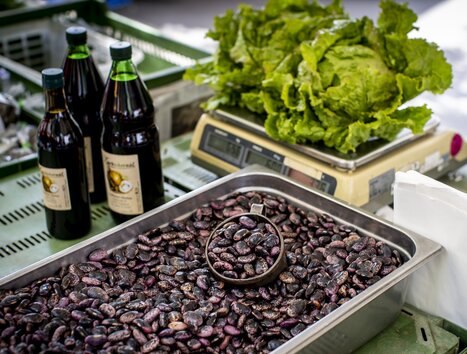 Beans and lettuce at the Kaiser Josef Market in Graz. | © Graz Tourismus - Tom Lamm