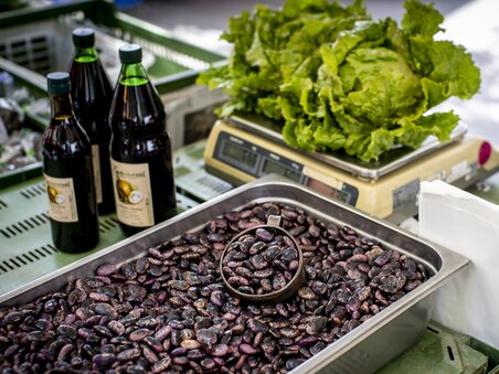 Fagioli e lattuga al Mercato contadino Kaiser Josef a Graz. | © Graz Tourismus - Tom Lamm