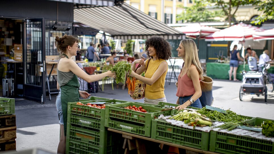 Zwei Frauen kaufen frisches Gemüse am Kaiser Josef Markt. | © Graz Tourismus - Tom Lamm