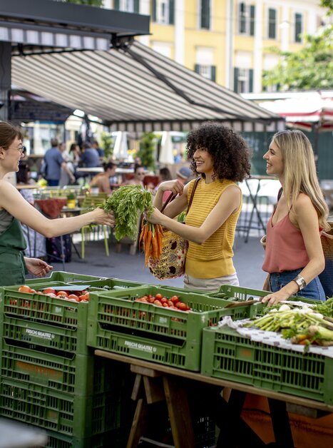 Zwei Frauen kaufen frisches Gemüse am Kaiser Josef Markt. | © Graz Tourismus - Tom Lamm