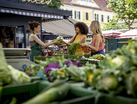 Due donne acquistano verdure fresche al Mercato contadino Kaiser-Josef. | © Graz Tourismus - Tom Lamm