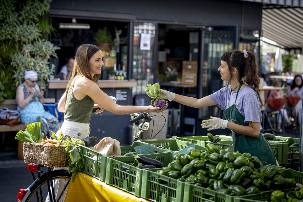 Woman buying fresh vegetables at Kaiser Josef Market. | © Graz Tourismus - Tom Lamm