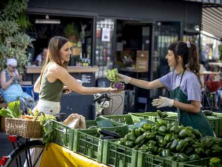 Donna che acquista verdure fresche al Mercato Kaiser Josef. | © Graz Tourismus - Tom Lamm