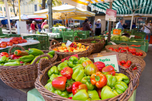Bunte Paprika und frisches Gemüse auf dem Kaiser Josef Markt in Graz. | © Graz Tourismus - Harry Schiffer