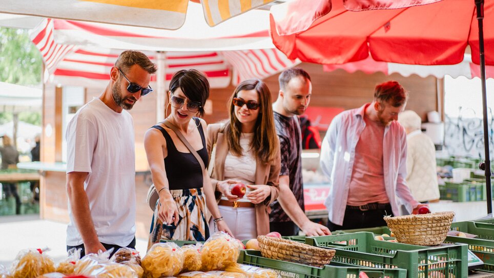 Besucher wählen frisches Obst und Gemüse am Kaiser Josef Markt in Graz. | © 5komma5sinne - MotionAds