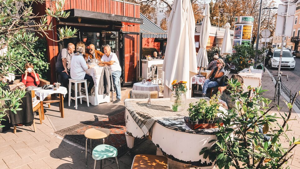 Belebter Bauernmarkt mit Ständen und Gästen in Graz. | © Janet Newenham_Journalist on the Run