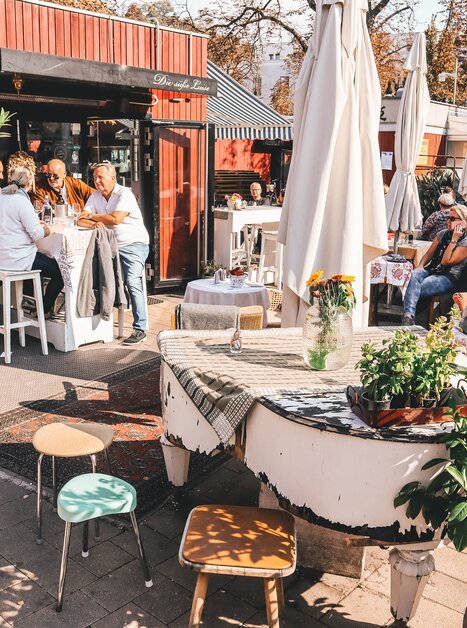 Belebter Bauernmarkt mit Ständen und Gästen in Graz. | © Janet Newenham_Journalist on the Run