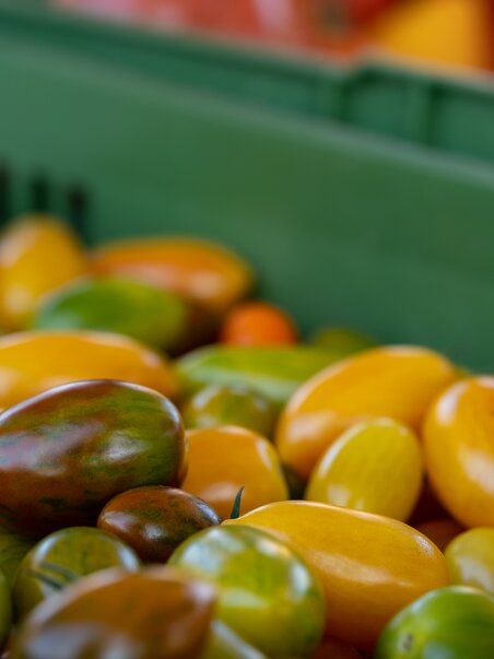 Pomodori colorati al mercato contadino di Graz. | © Graz Tourismus - Mias Photoart