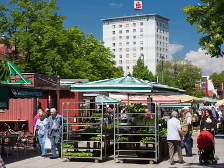 Mercato con stand di piante e visitatori a Graz. | © Graz Tourismus - Harry Schiffer