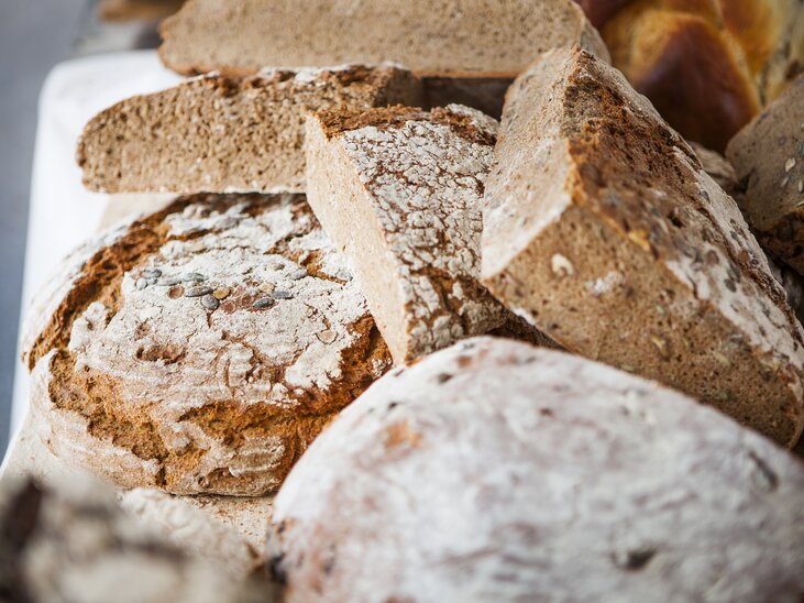 An assortment of various breads, including whole grain and rustic types. | © Graz Tourismus - Harald Eisenberger