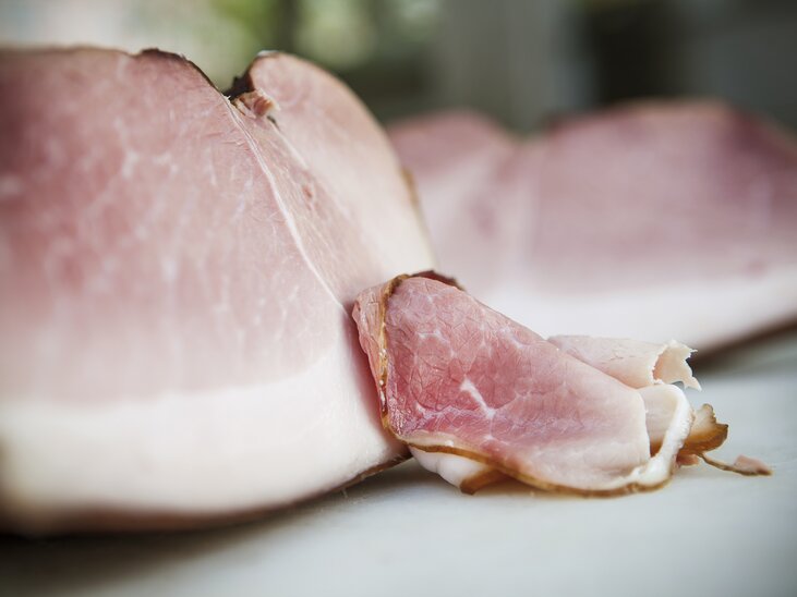 Close-up of sliced ham pieces on a table. | © Graz Tourismus - Harald Eisenberger