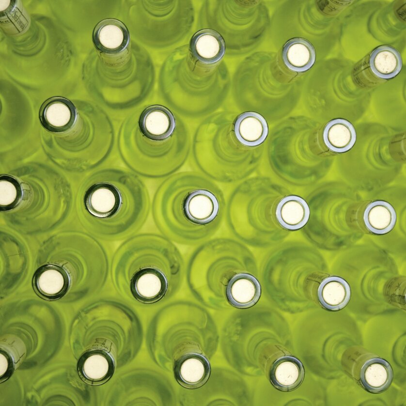 Many bottles are laid on a green surface, photographed from above. | © Steiermark Tourismus