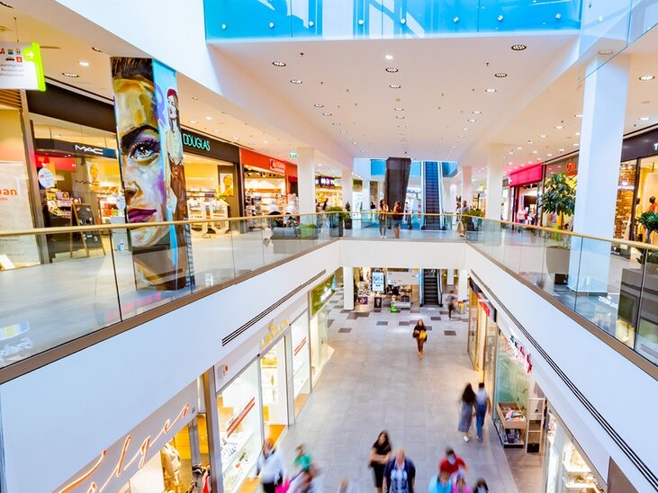 Blick auf eine elegante Einkaufspassage mit passierenden Menschen. | © Citypark