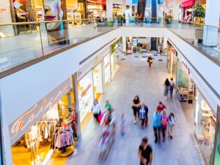 Vista di una galleria commerciale elegante con persone che passano. | © Citypark