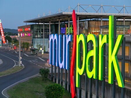 Facciata illuminata del MURPARK a Graz, Austria. | © MURPARK