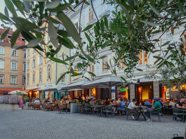 Gemütliche Atmosphäre im Franziskanerviertel in Graz mit Gästen an Tischen. | © Graz Tourismus - Mias Photoart