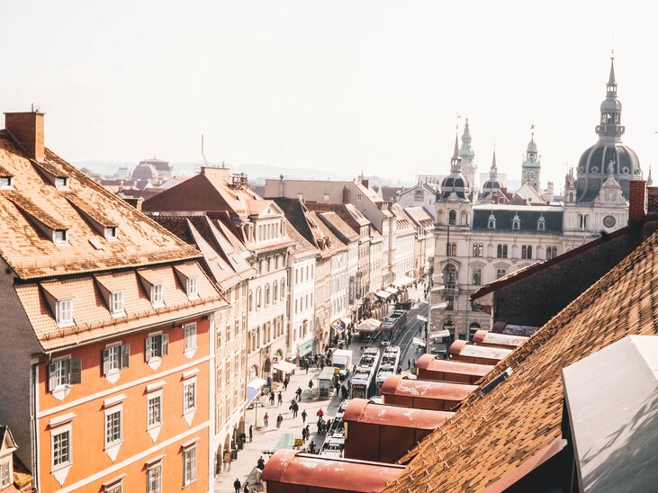 Blick auf die Herrengasse in Graz mit historischen Gebäuden und dem Grazer Rathaus. | © Janet Newenham - Journalist On The Run
