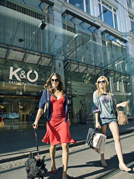 Zwei Frauen mit Hund beim Shopping bei Kastner & Öhler in Graz. | © Graz Tourismus - Toni Muhr
