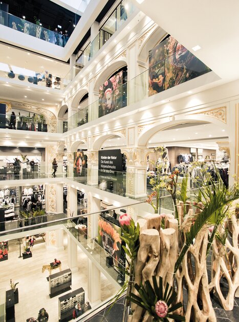 Elegant and modern store of Kastner & Öhler in Graz, featuring multiple floors and stylish design. | © Lupi Spuma