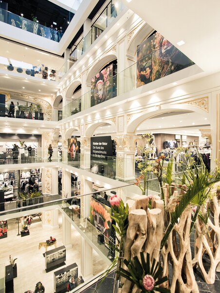 Elegantes und modernes Geschäft von Kastner & Öhler in Graz, mit mehreren Etagen und stilvollem Design. | © Lupi Spuma