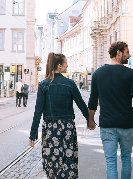 Couple walking hand in hand in Graz. | © Graz Tourismus