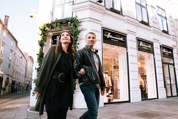 Couple enjoying a stroll in Graz while shopping. | © Graz Tourismus