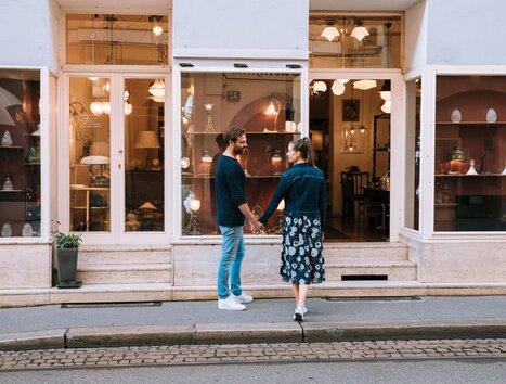 Paar hält Händchen vor einem Antiquitätengeschäft in Graz. | © Graz Tourismus