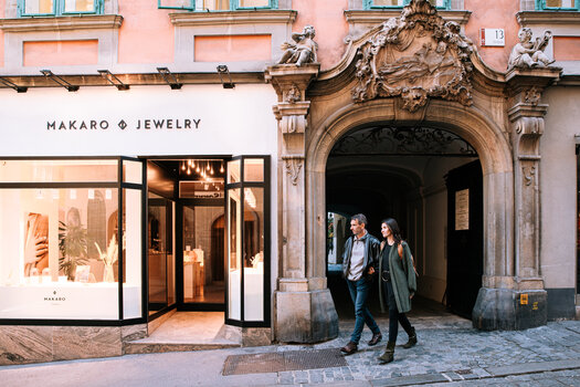 Paar spaziert in Graz vor einem Schmuckgeschäft mit Schaufenster. | © Graz Tourismus