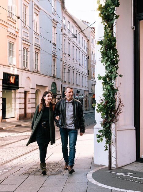 Couple strolling through the streets of Graz enjoying the day. | © Graz Tourismus