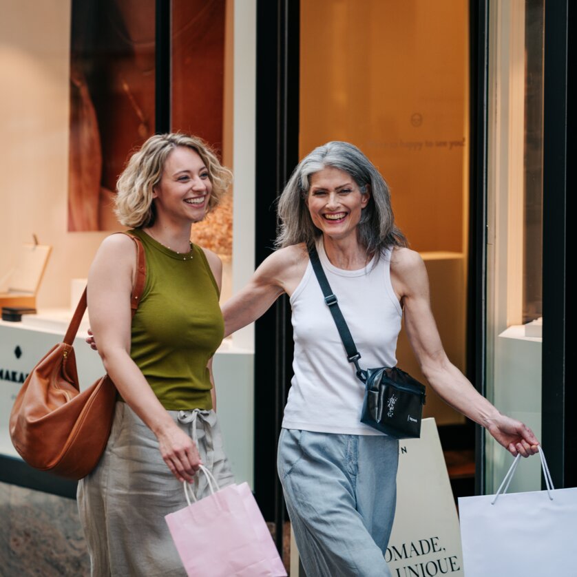 Shopping in Sporgasse in Graz | © Graz Tourismus - Mias Photoart Two women smiling and carrying shopping bags in Graz. | © Graz Tourismus - Mias Photoart