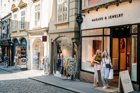 Two women posing outside a jewelry store in Graz. | © Graz Tourismus - Mias Photoart