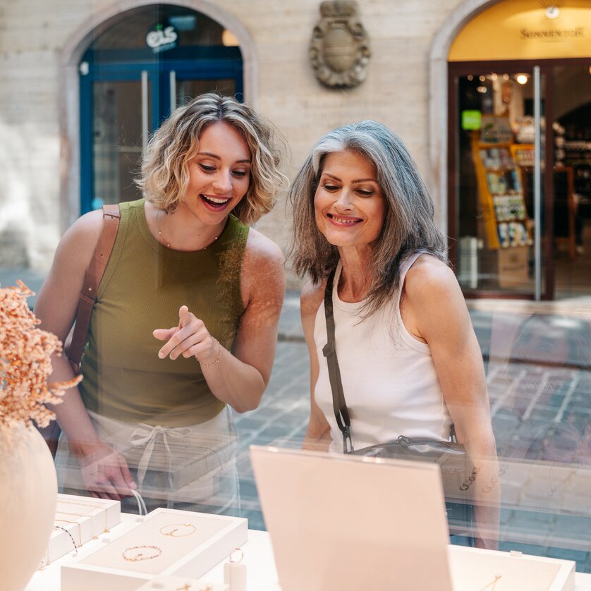 Einkaufen in der Sporgasse in Graz | © Graz Tourismus - Mias Photoart Zwei Frauen betrachten Schmuck in einem Schaufenster in Graz. | © Graz Tourismus - Mias Photoart