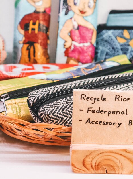 Varie borse in un cesto, etichette con prezzi. | © Janet Newenham - Journalist On The Run