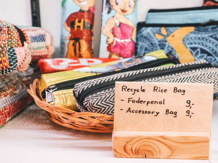 Verschiedene Taschen in einem Korb, Etiketten mit Preisen. | © Janet Newenham - Journalist On The Run