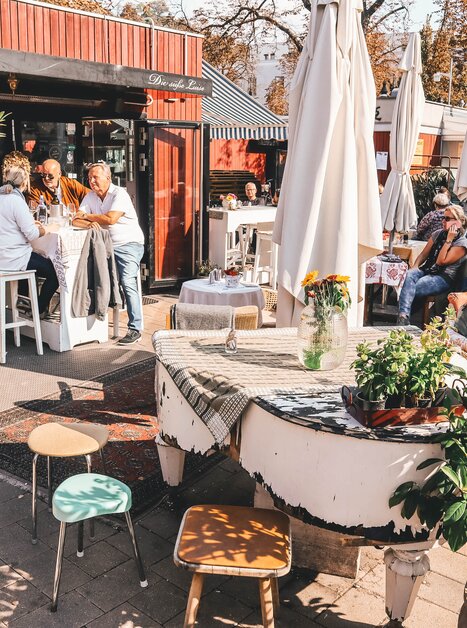 Gemütliches Café im Freien mit Gästen in Graz. | © Janet Newenham - Journalist On The Run