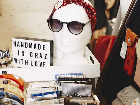 Handgemachte Produkte aus Graz in einem Laden mit Schaufensterpuppe. | © Adeline Gressin
