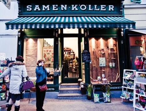Geschäft "Samen Köller" in Graz mit Pflanzenangebot auf der Straße. | © LUPI_SPUMA